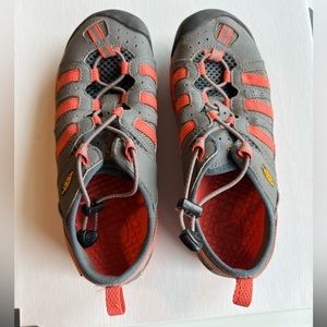 Keens women shoe. waterproof size 7. Drawstring laces.